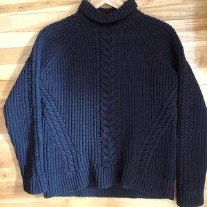 LULULEMON: Knitted Black Sweater